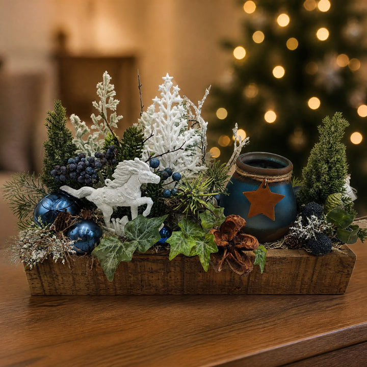 Szene Weihnachtsgesteck Teelicht Schaukelpferd Kugeln Tanne blau weiß
