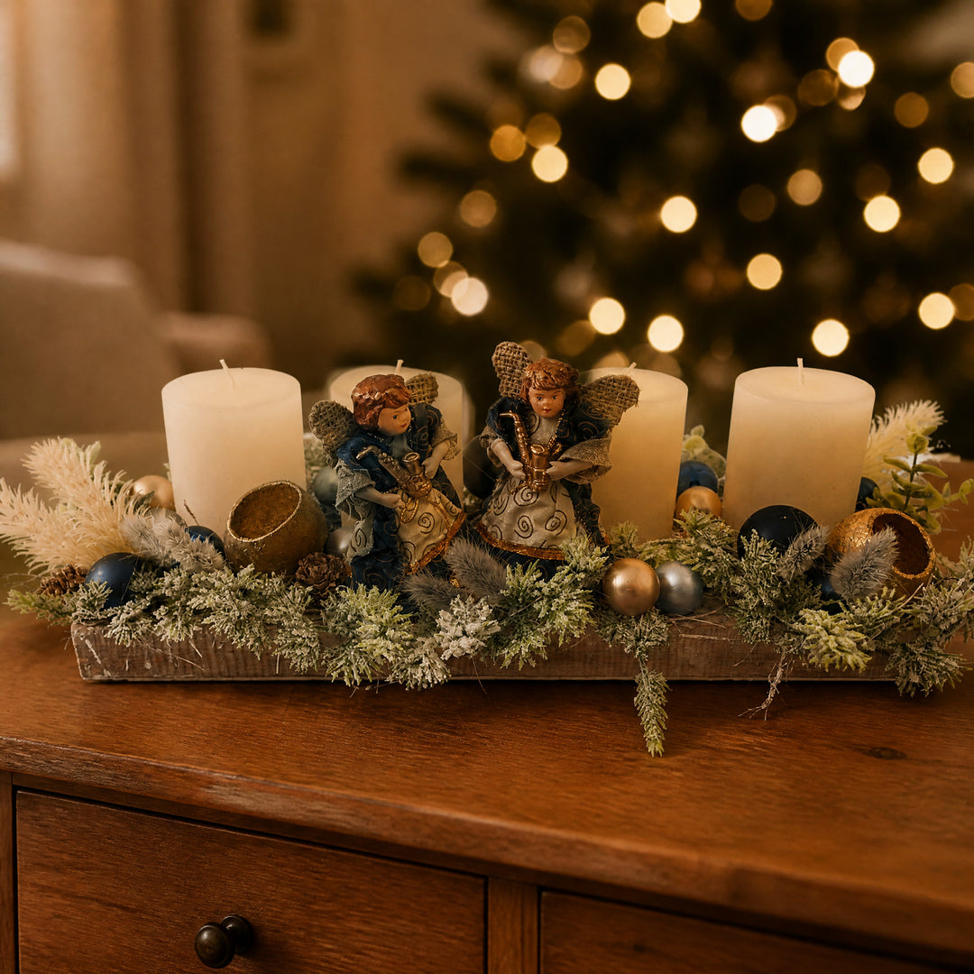 Szene Adventsgesteck Engel Kugeln Zapfen creme blau gold