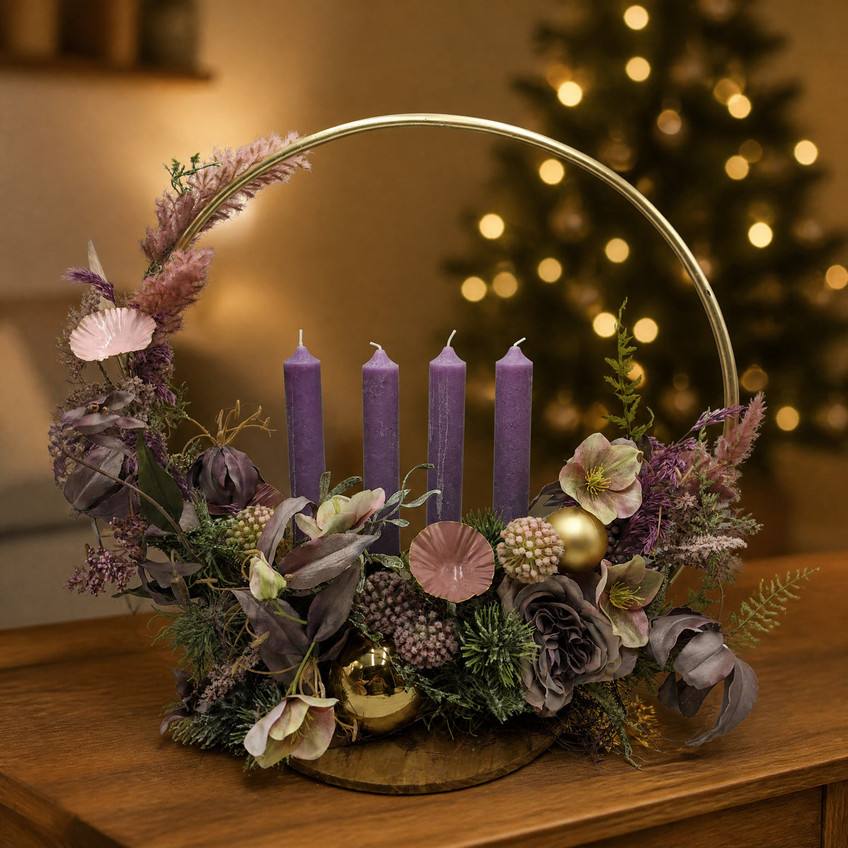 Szene Adventsgesteck Ring Christrosen Kugeln lila gold