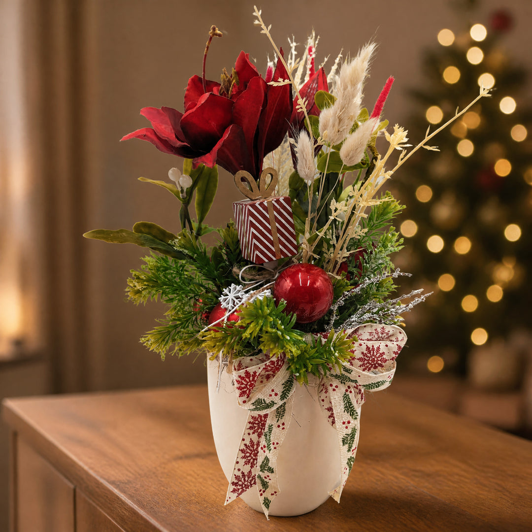 Szene Weihnachtsgesteck Amaryllis Kugel Geschenk rot creme