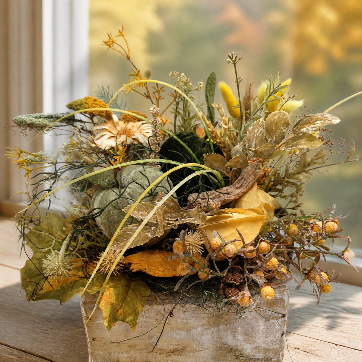 Szene Herbstgesteck Kürbis Gerbera Beeren Holzlade grün gelb
