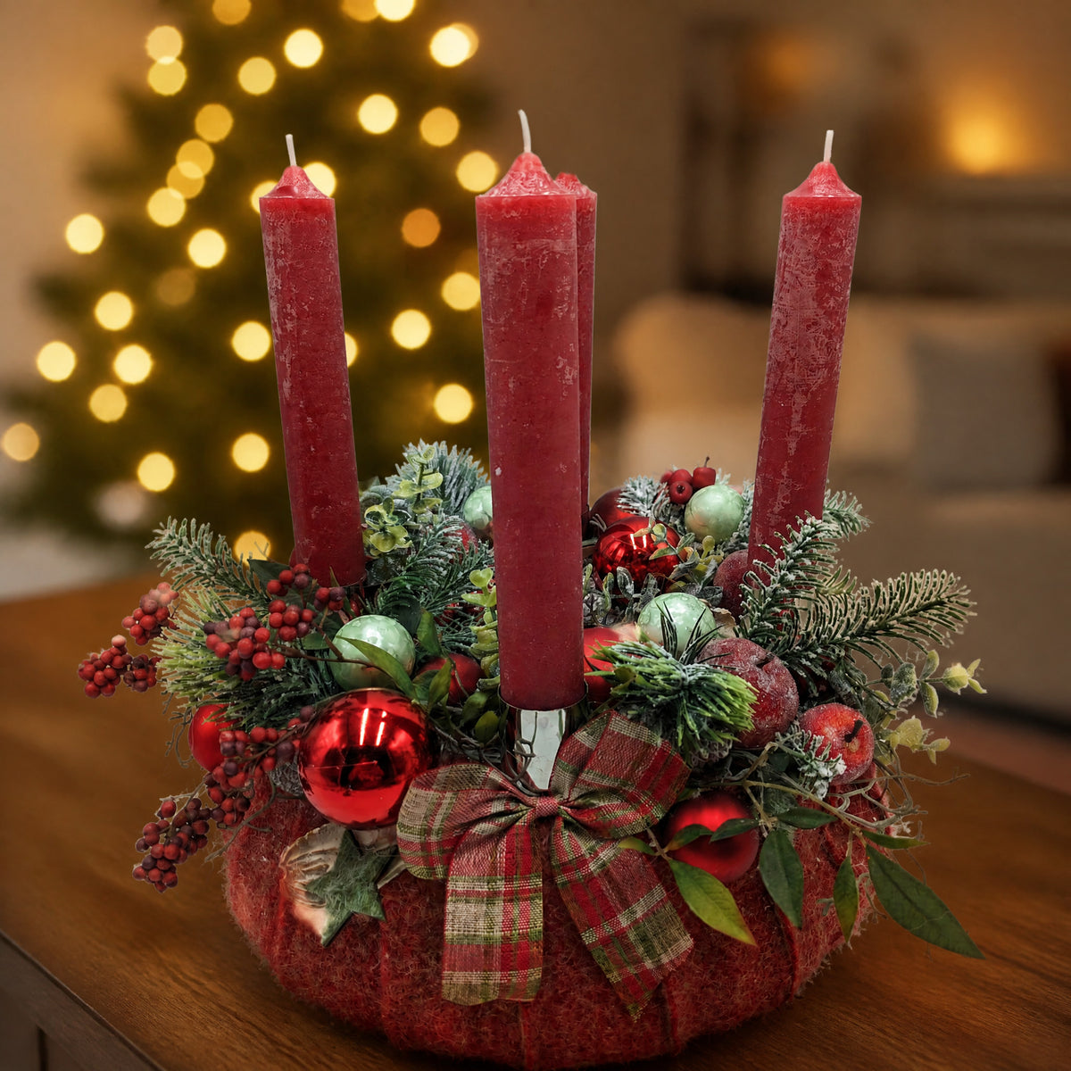 Szene Adventskranz klassisch Kugeln Äpfel Beeren Schleife rot grün