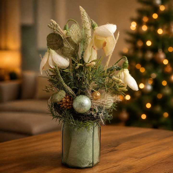 Szene Weihnachtsgesteck Kugel Zapfen Alpenveilchen creme salbei