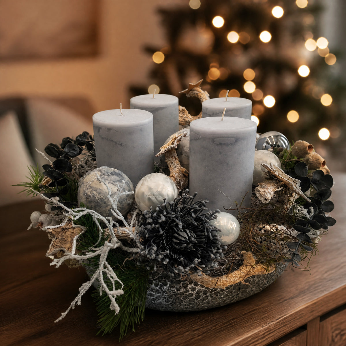 Szene Adventsgesteck Kugeln Sterne Protea silber grau