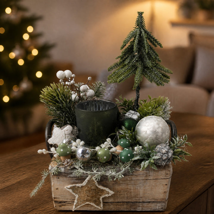 Szene Weihnachtsgesteck Holzlade Tannenbaum Kugeln Teelicht Stern grün weiß