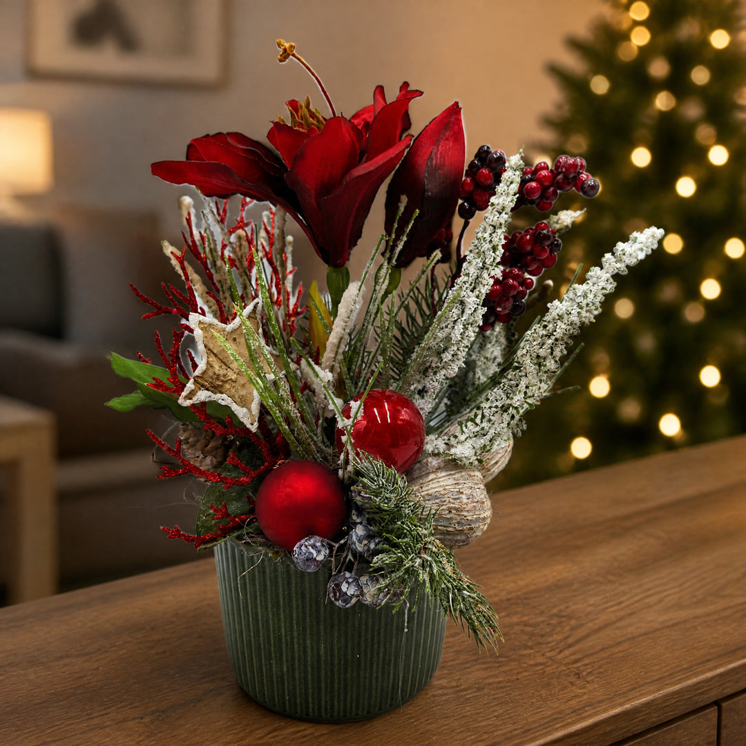 Szene Weihnachtsgesteck Amaryllis Kugel Stern Beeren rot grün