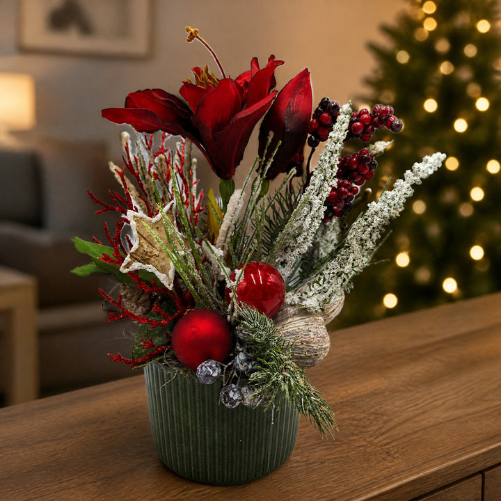 Szene Weihnachtsgesteck Amaryllis Kugel Stern Beeren rot grün