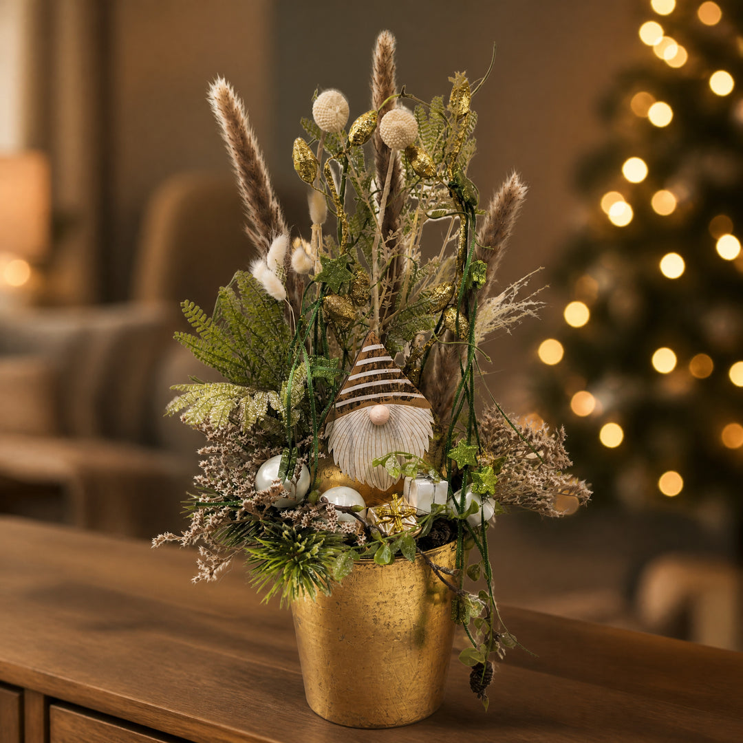 Szene Weihnachtsgesteck Wichtel Kugeln Geschenke Gräser gold weiß