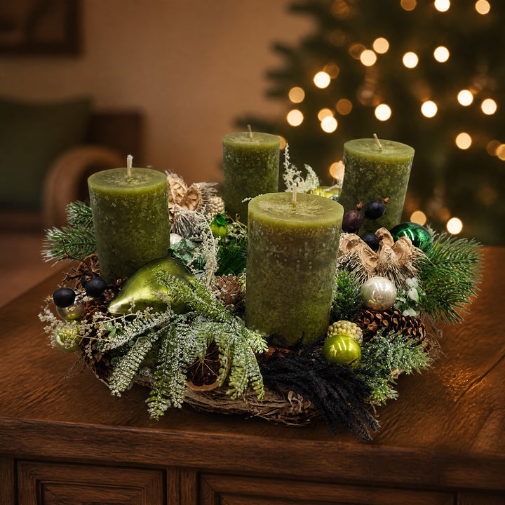 Szene Adventskranz Kugeln Zapfen Herz Tanne grün schwarz