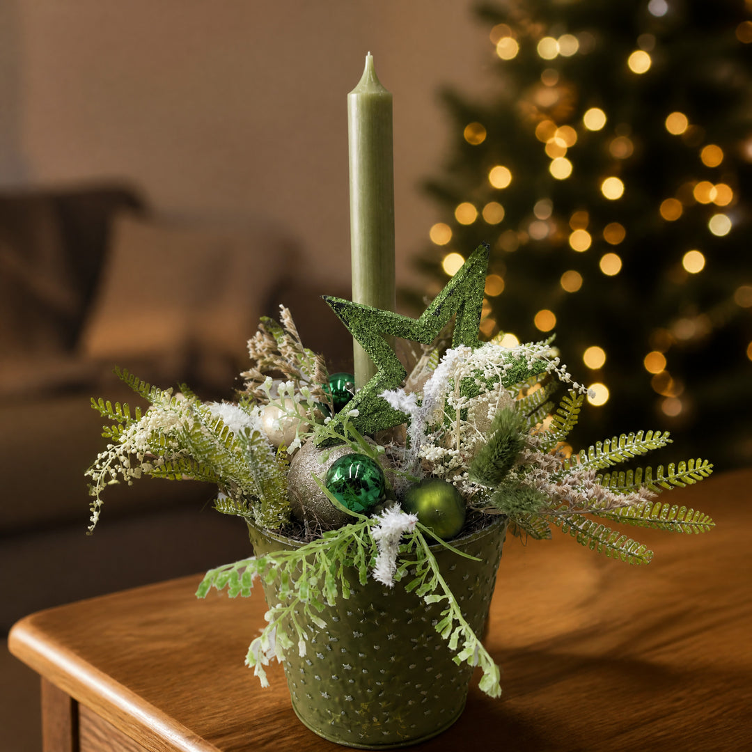 Szene Weihnachtsgesteck Kugeln Stern Kerze grün creme