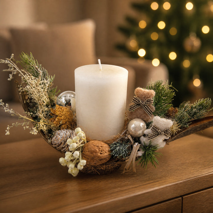 Szene Weihnachtsgesteck Kerze Kugel Zapfen Teddy creme natur