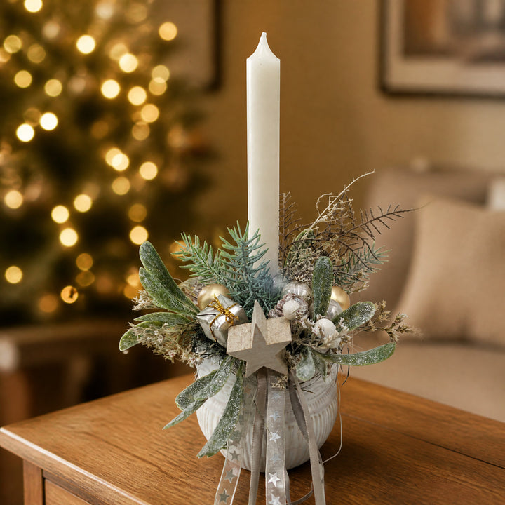 Szene Weihnachtsgesteck Kerze Kugeln Stern Misteln creme grün