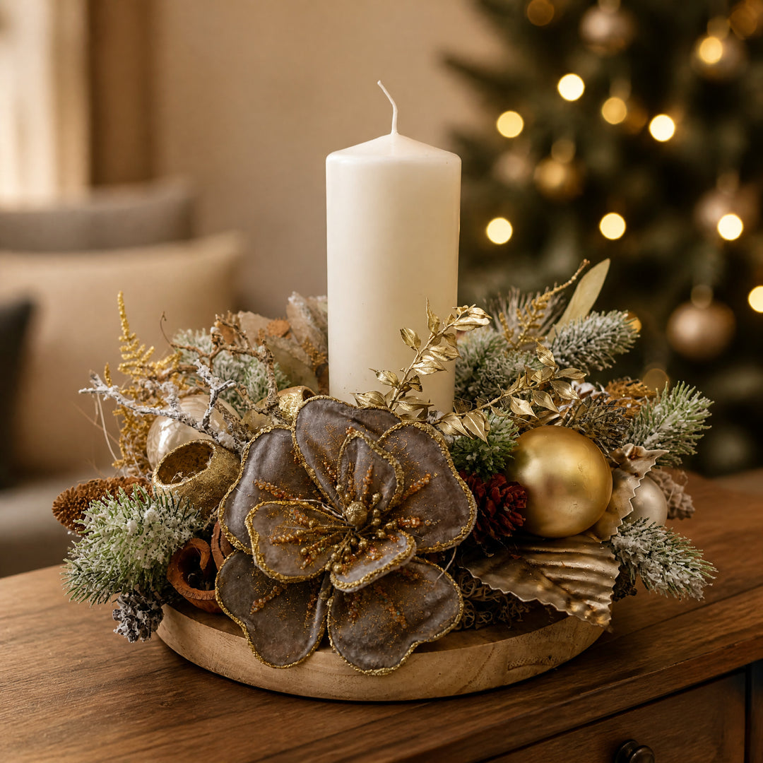 Szene Weihnachtsgesteck Magnolie Kugel Zapfen creme gold