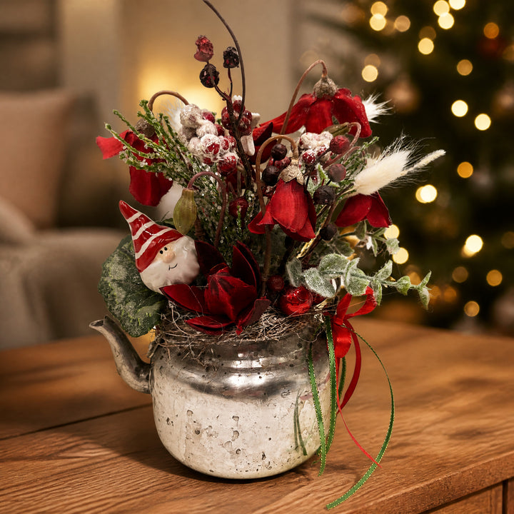 Szene Weihnachtsgesteck Teekanne Weihnachtsmann Eukalyptus Beeren rot silber