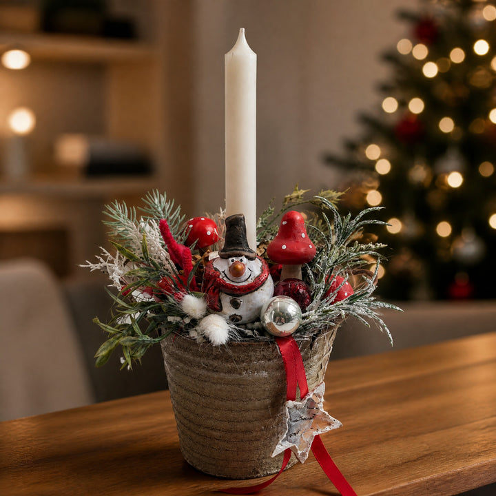 Szene Weihnachtsgesteck Schneemann Kerze Kugeln Pilze rot creme