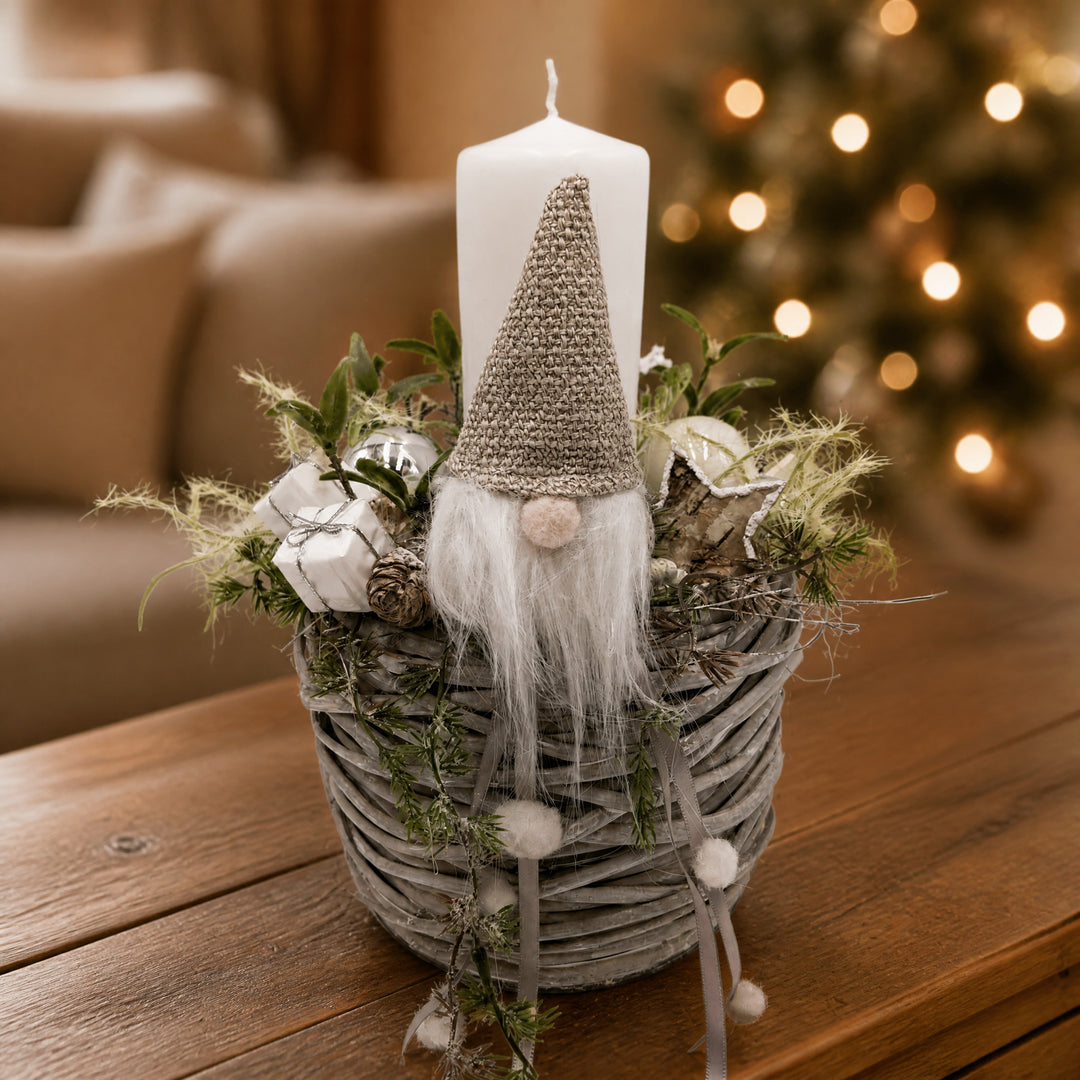 Szene Weihnachtsgesteck Wichtel Kugel Stern im Korb weiß grau