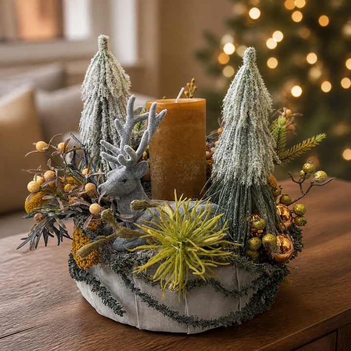 Szene Weihnachtsgesteck Hirsch Tannenbäumchen Kugeln grau ocker