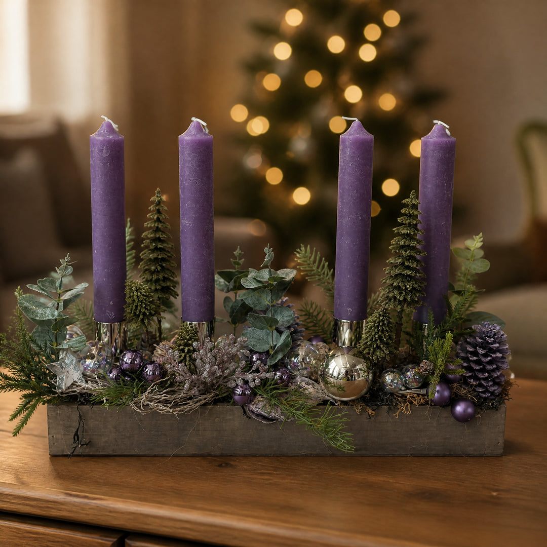 Szene Adventsgesteck Kugeln Zapfen Eukalyptus lila