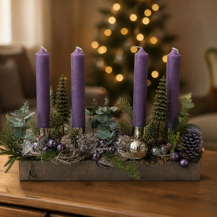 Szene Adventsgesteck Kugeln Zapfen Eukalyptus lila