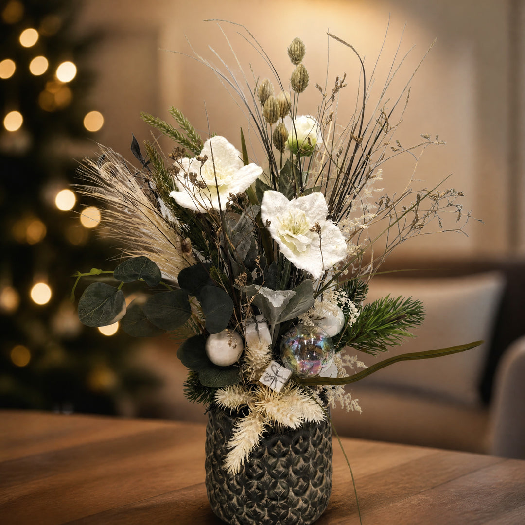 Szene Weihnachtsgesteck Christrose Kugeln Geschenke weiß grün