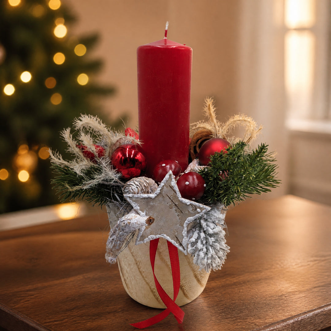 Szene Weihnachtsgesteck Kerze Kugel Stern Zapfen rot natur