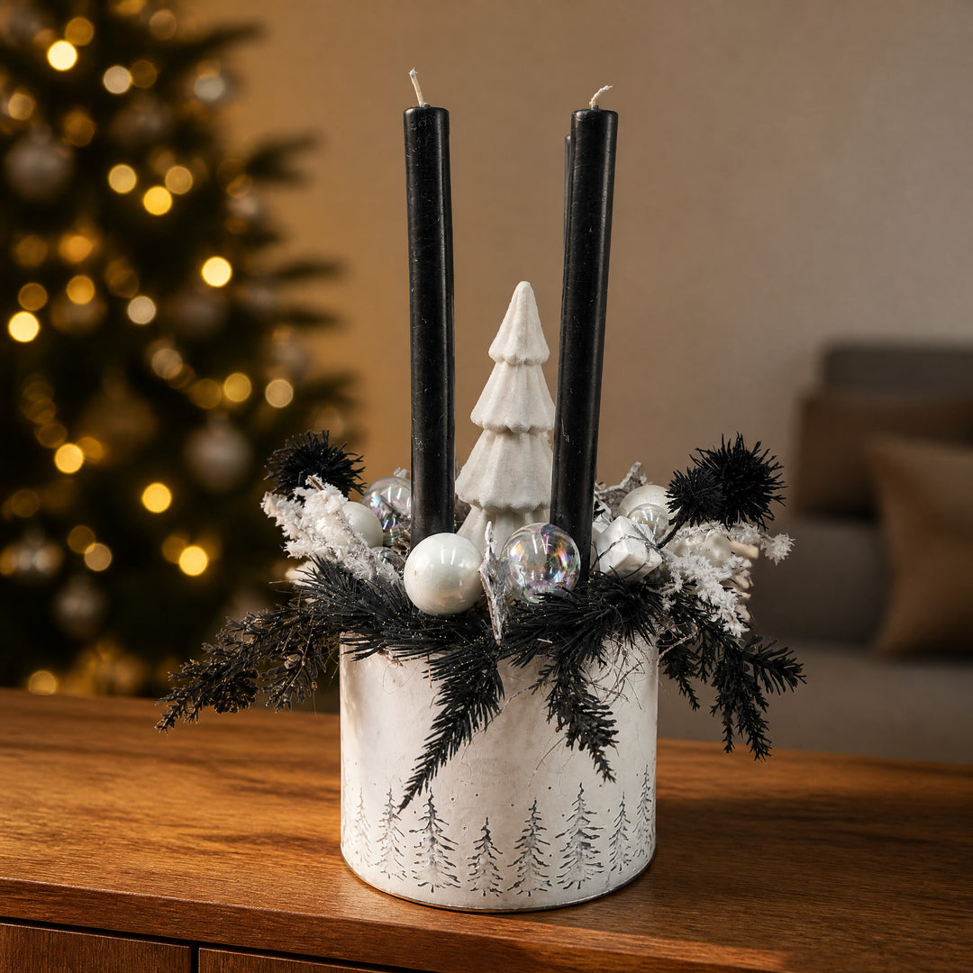 Szene Weihnachtsgesteck Kugeln Geschenke Tannenbäumchen schwarz weiß