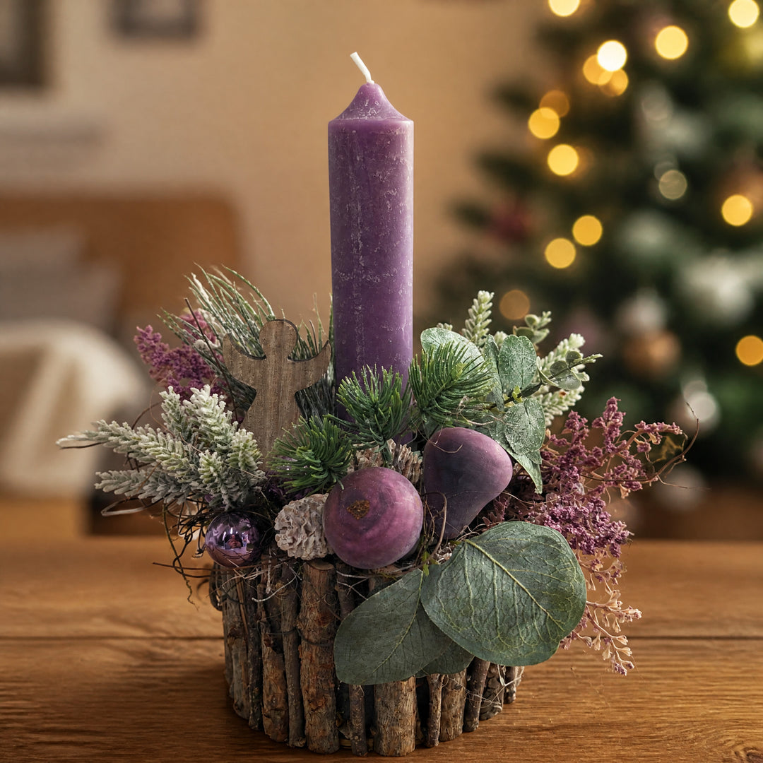 Szene Weihnachtsgesteck Kerze Engel Kugel Zapfen lila grün