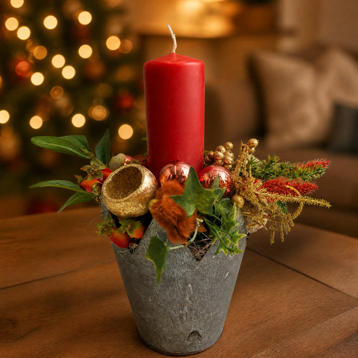 Szene Weihnachtsgesteck Kerze Kugeln Stern Efeu orange gold