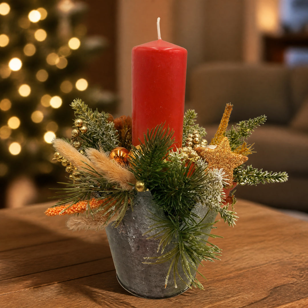 Szene Weihnachtsgesteck Kerze Kugel Stern orange gold im Zinktopf