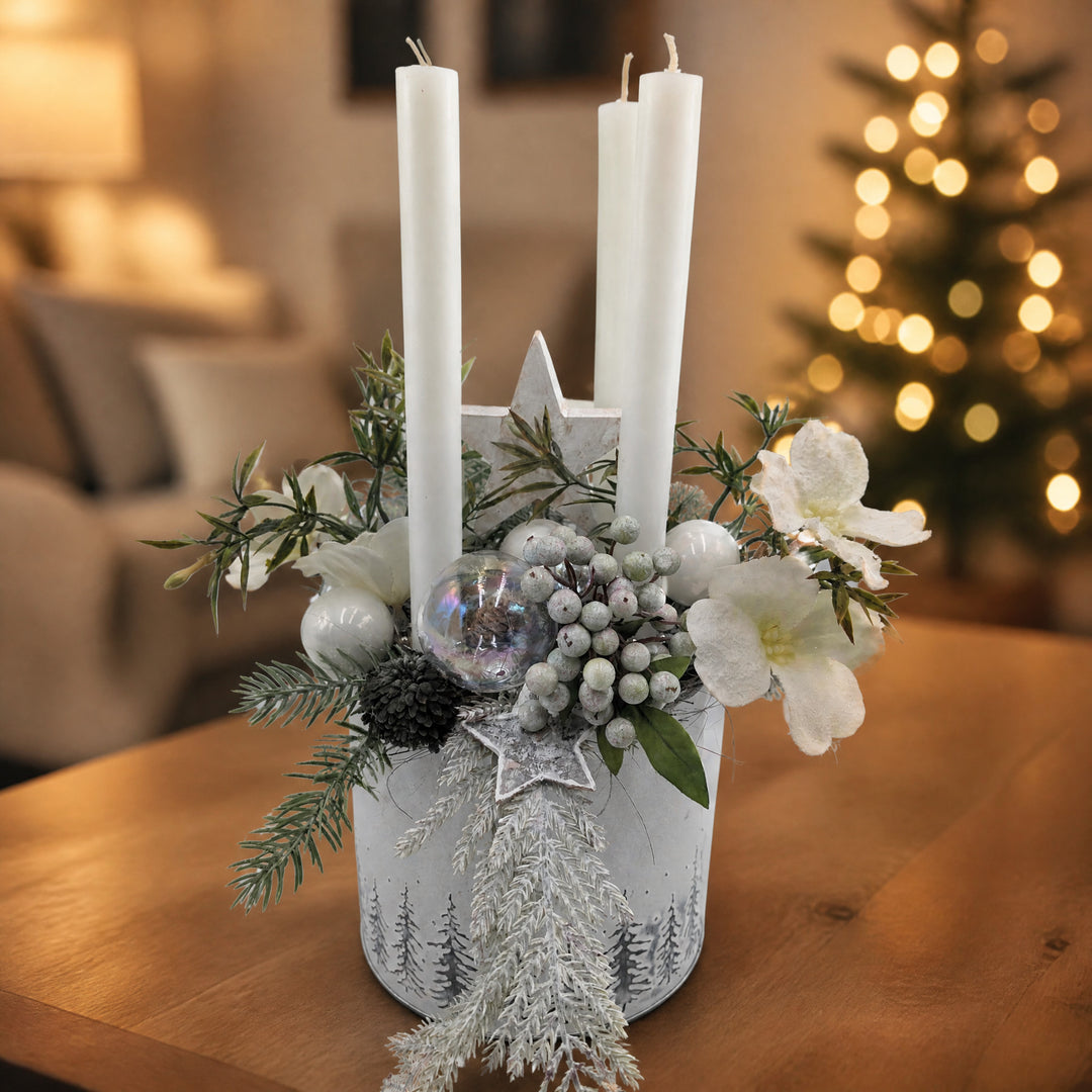 Szene Weihnachtsgesteck Kugeln Stern Christrosen weiß mint