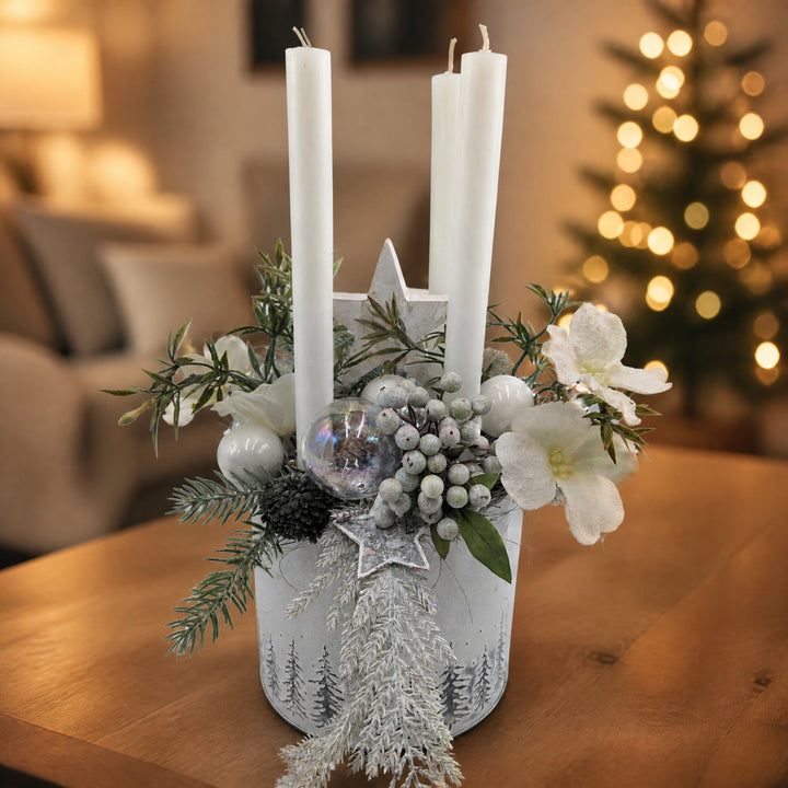 Szene Weihnachtsgesteck Kugeln Stern Christrosen weiß mint