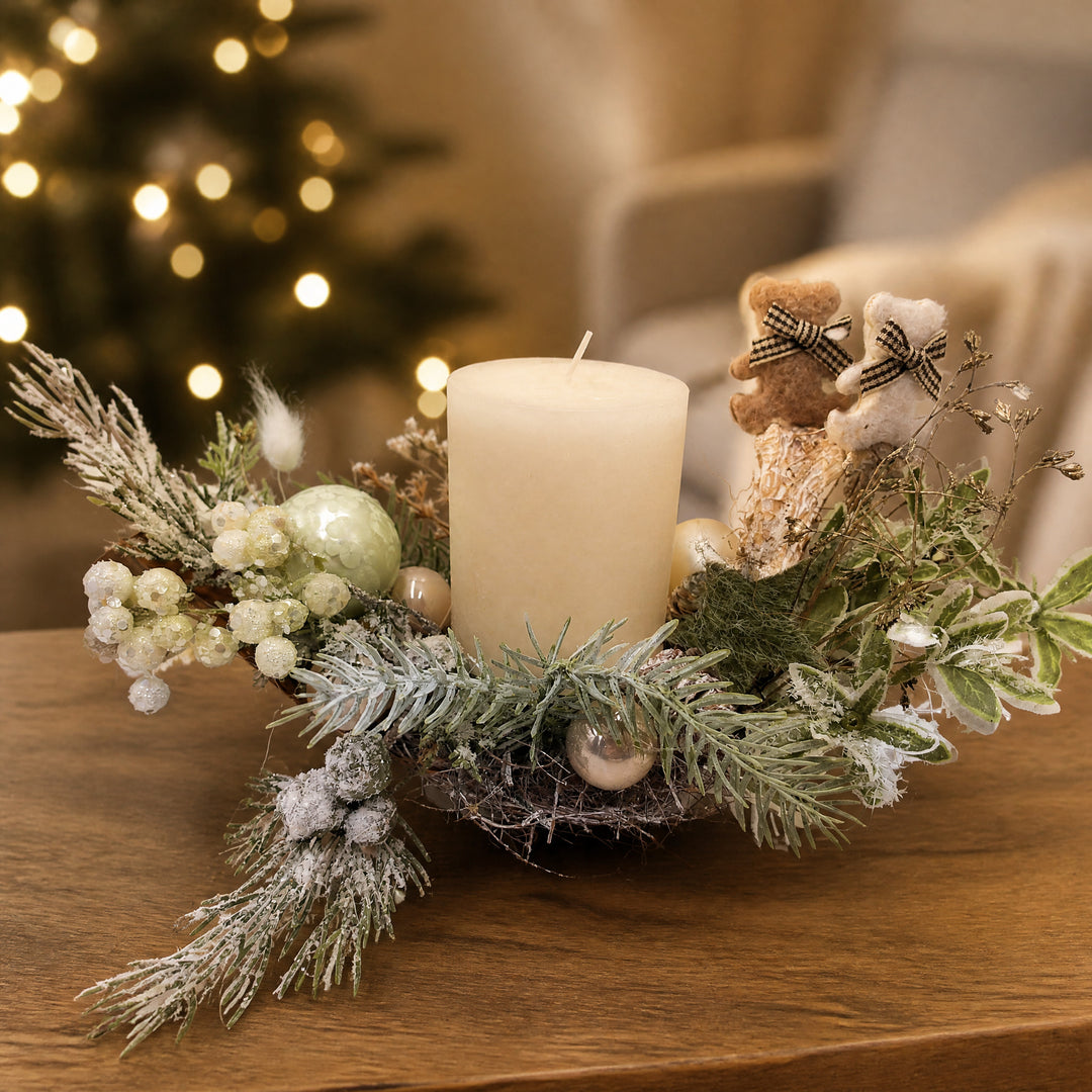Szene Weihnachtsgesteck Kugel Teddy Stern Kerze creme mint