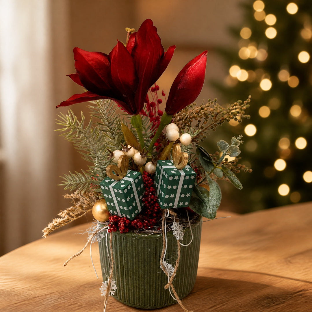 Szene Weihnachtsgesteck Amaryllis Geschenke Kugeln rot grün