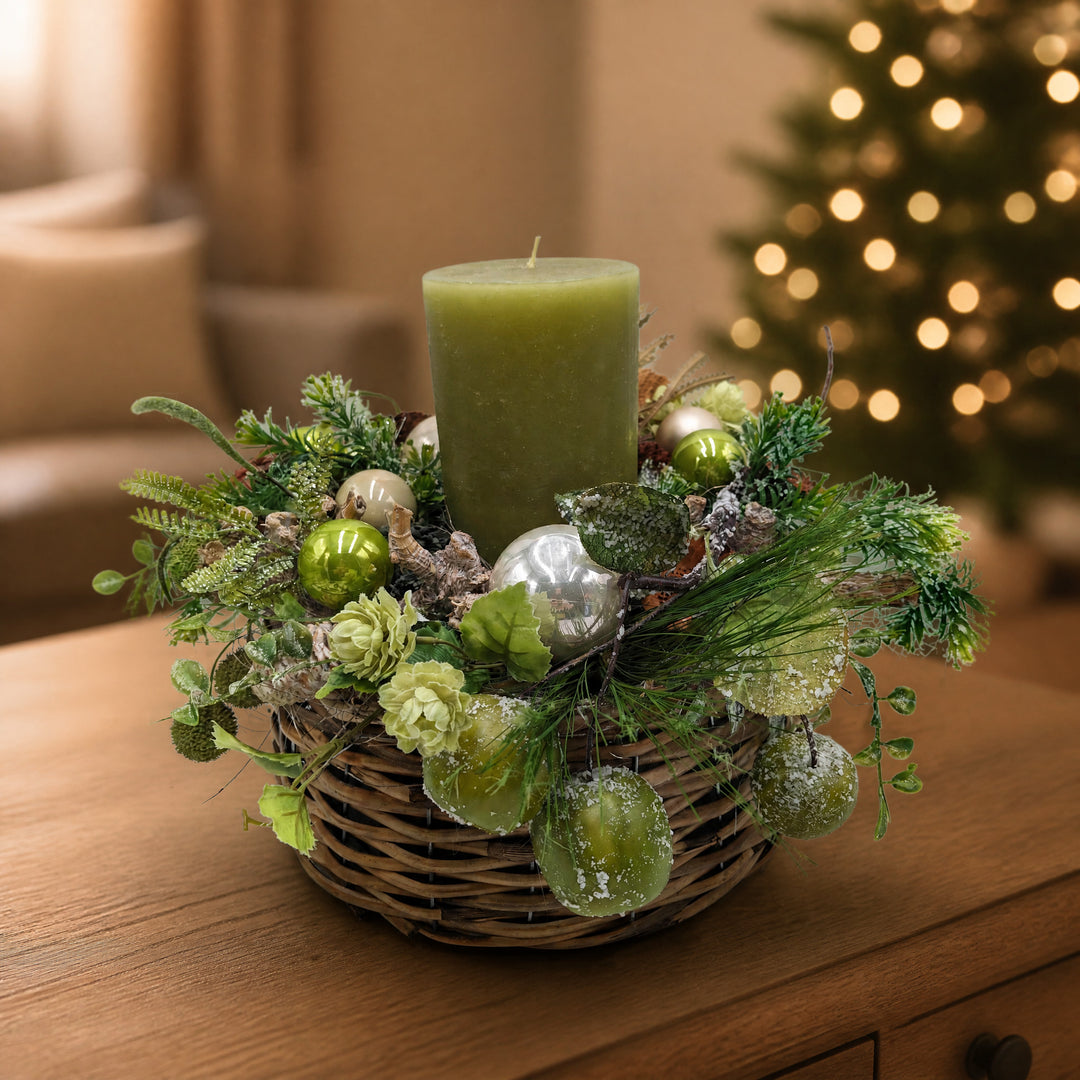 Szene Weihnachtsgesteck Korb Kerze Kugeln Zapfen Äpfel grün creme
