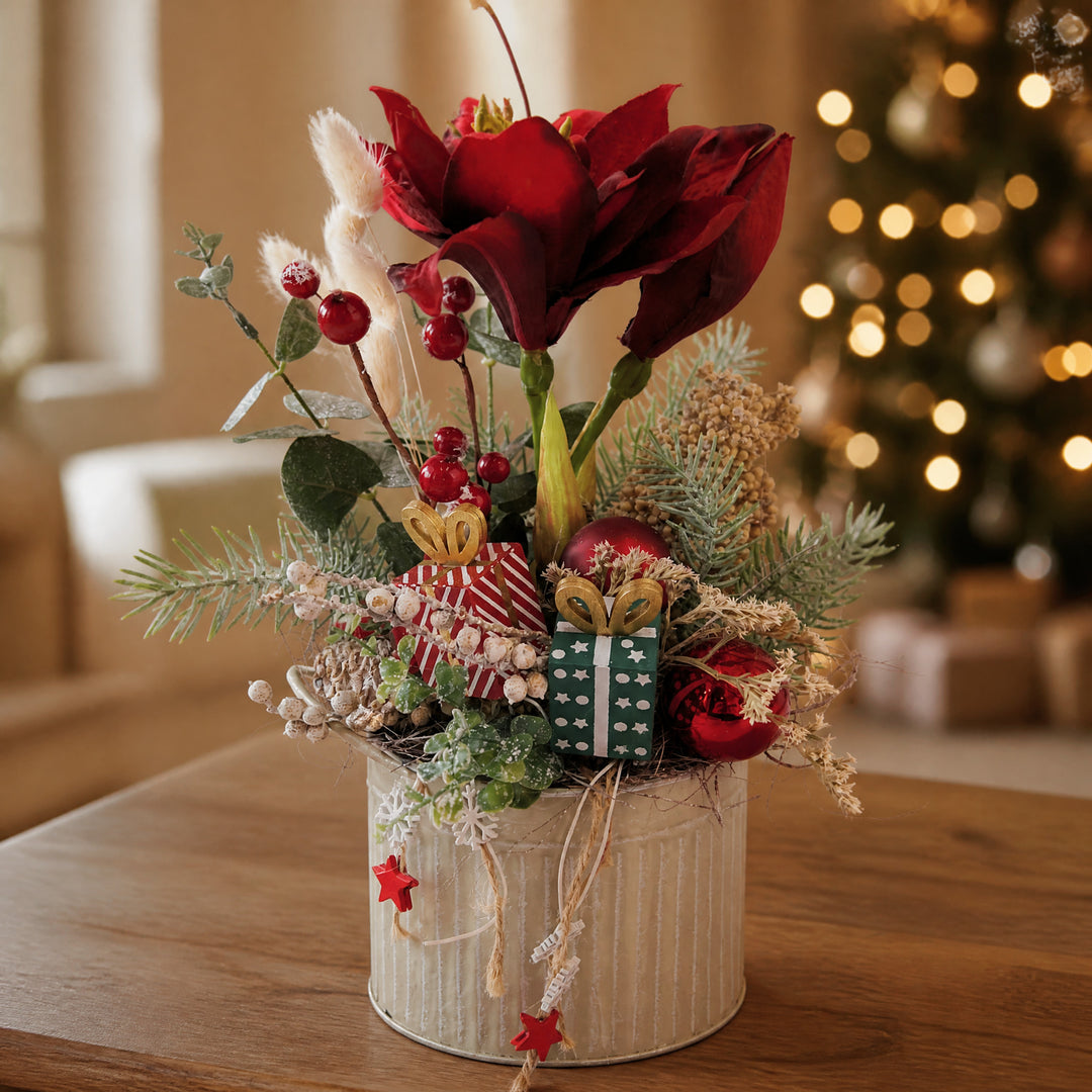 Szene Weihnachtsgesteck Amaryllis Kugeln Geschenke rot taupe