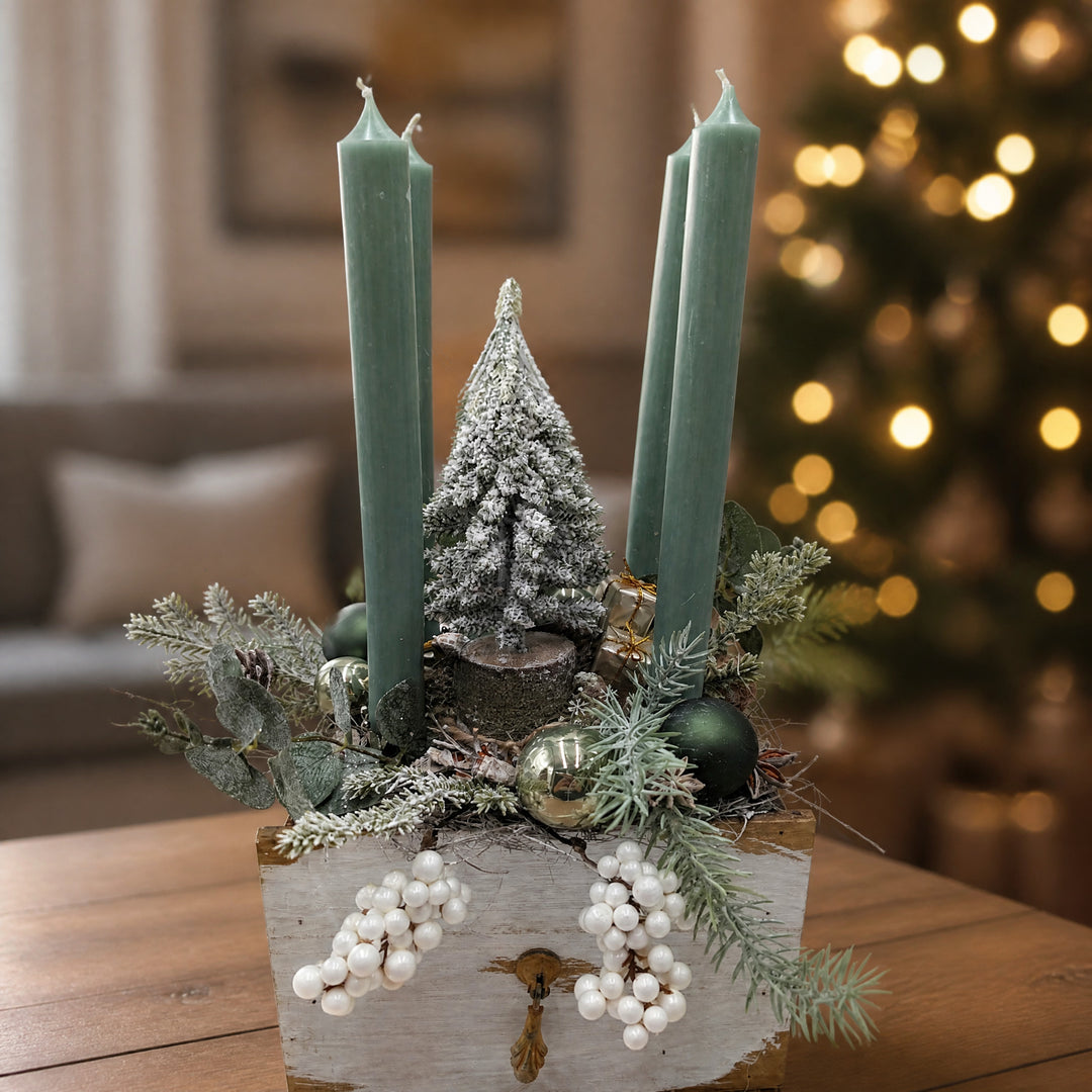 Szene Adventsgesteck Frohe Weihnachten Kugeln Eukalyptus Tannenbaum salbei weiß