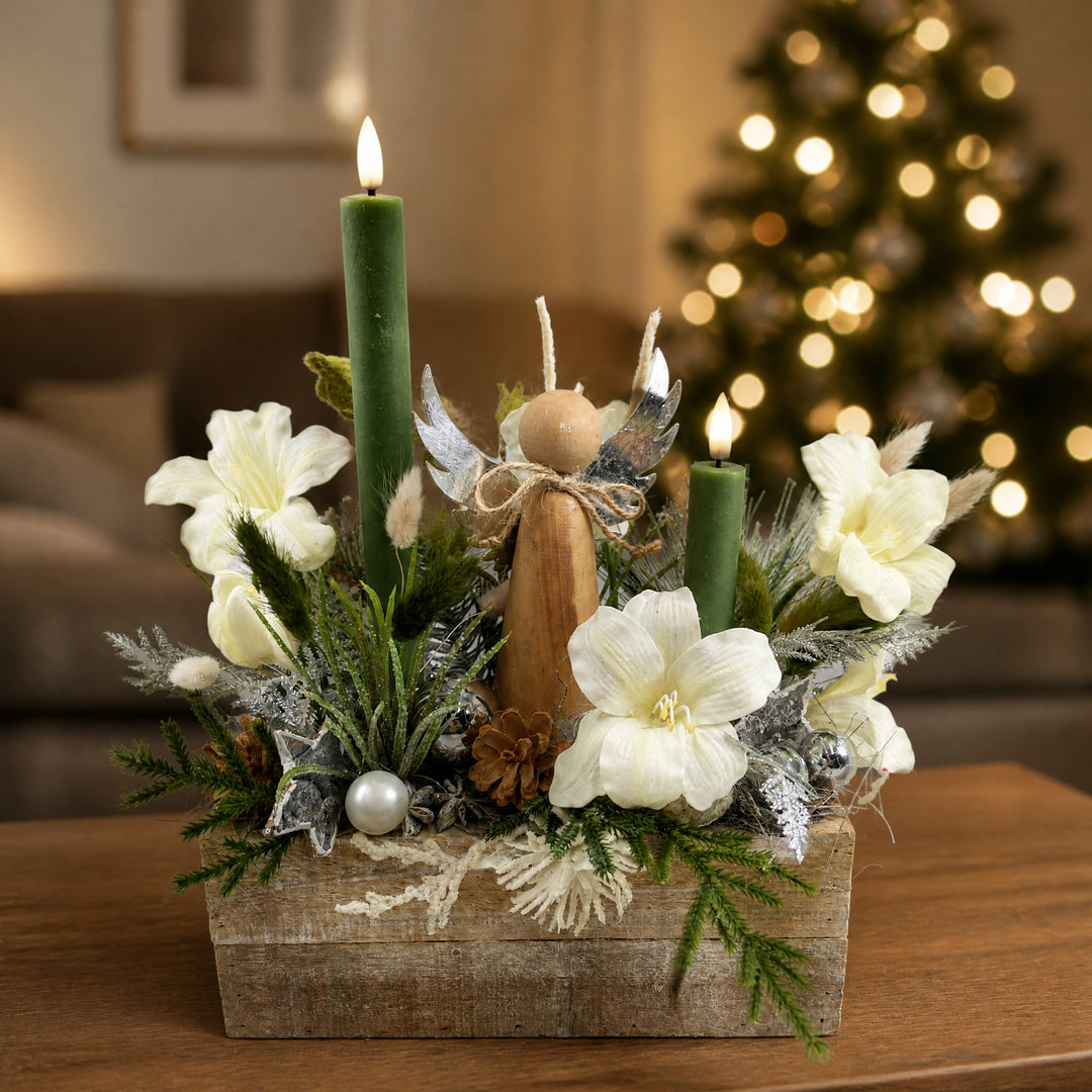 Szene Weihnachtsgesteck Engel LED-Kerzen Amaryllis weiß salbei
