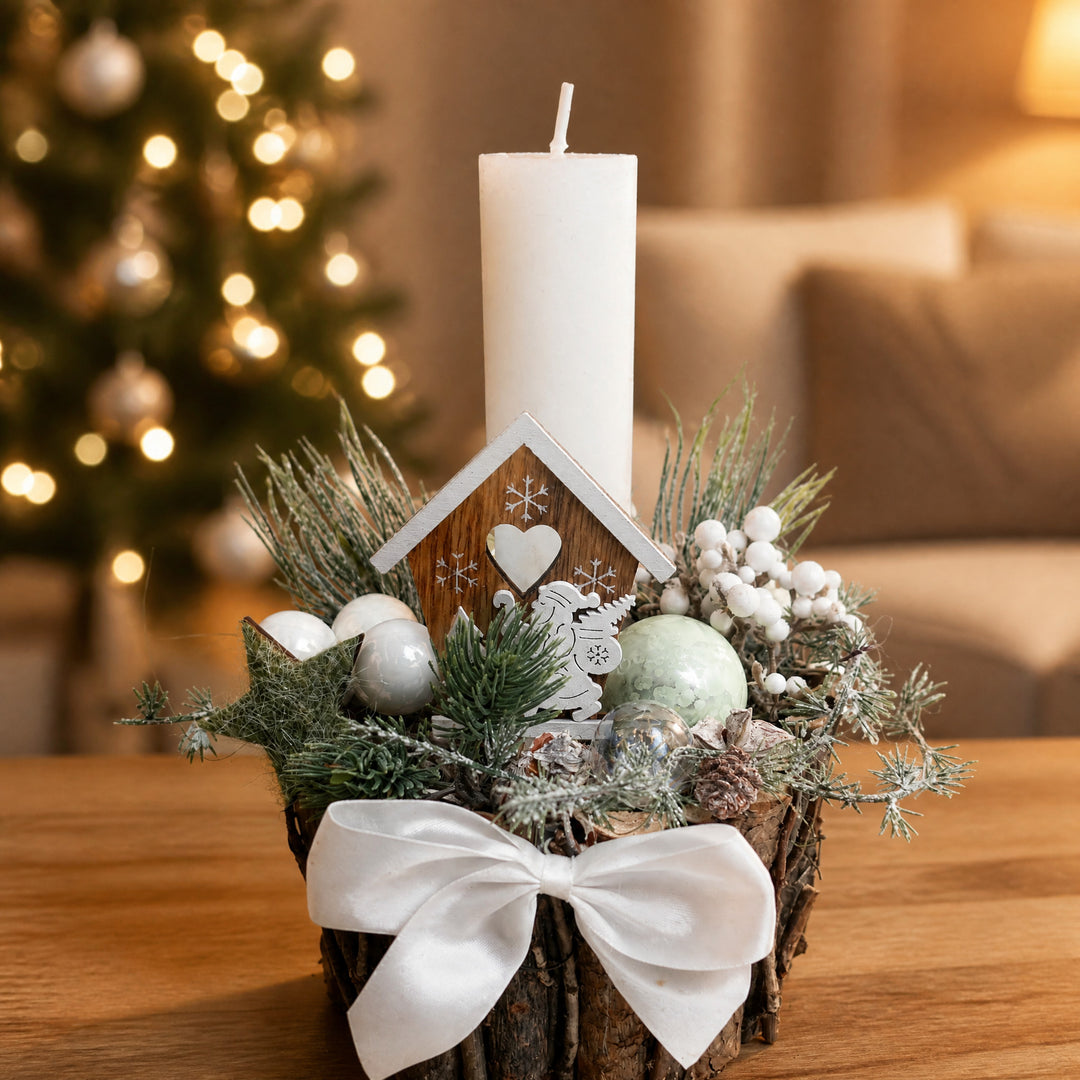 Szene Weihnachtsgesteck Haus Kugeln Schleife Kerze weiß mint