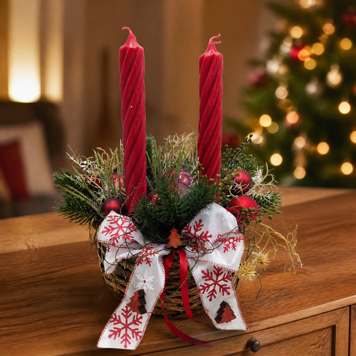 Szene Weihnachtsgesteck Korb Kerzen Kugeln Schleife rot weiß