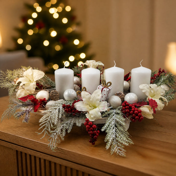 Szene Adventsgesteck Amaryllis Geschenk Zapfen Beeren weiß rot