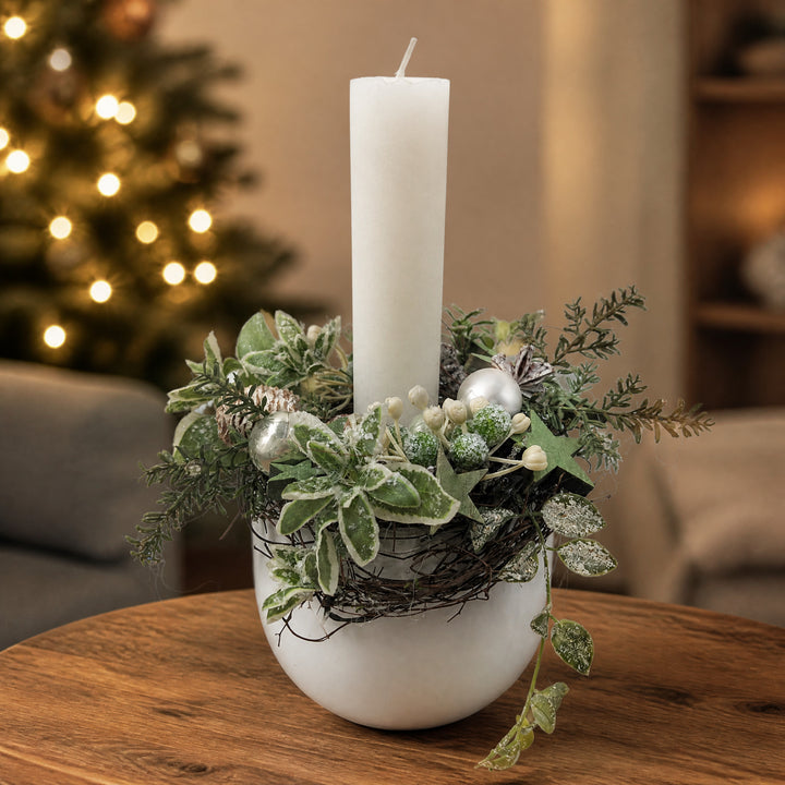 Szene Weihnachtsgesteck Kerze Kugeln Sterne Beeren weiß grün