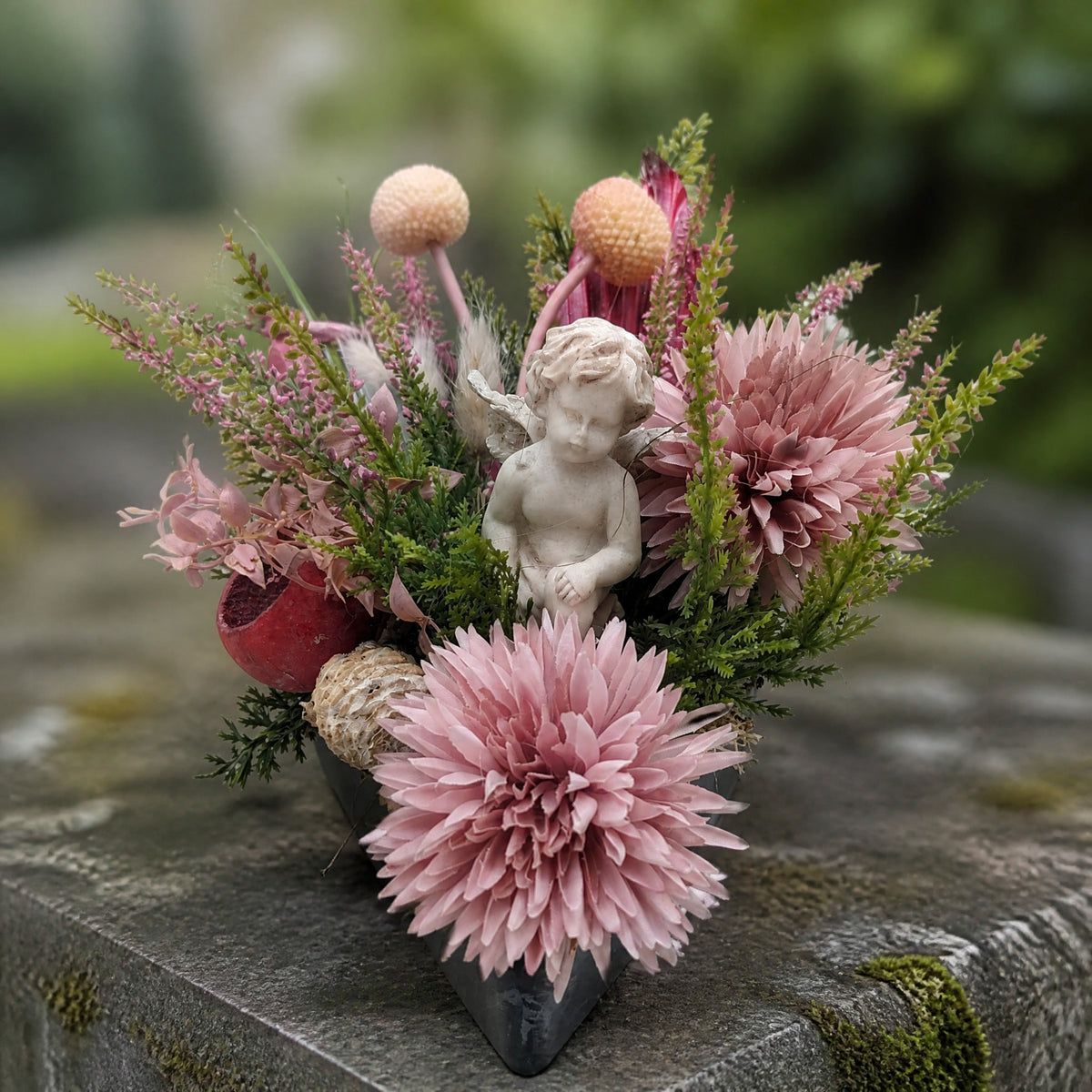 Szene Trauergesteck Chrysantheme Engel Heide rosa