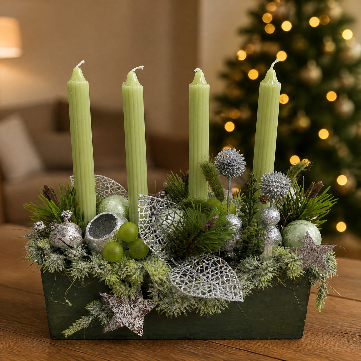 Szene Adventsgesteck Kugeln Zapfen Craspedia grün silber