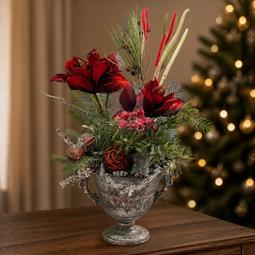 Szene Weihnachtsgesteck Amaryllis Kugel Stern im Pokal rot silber