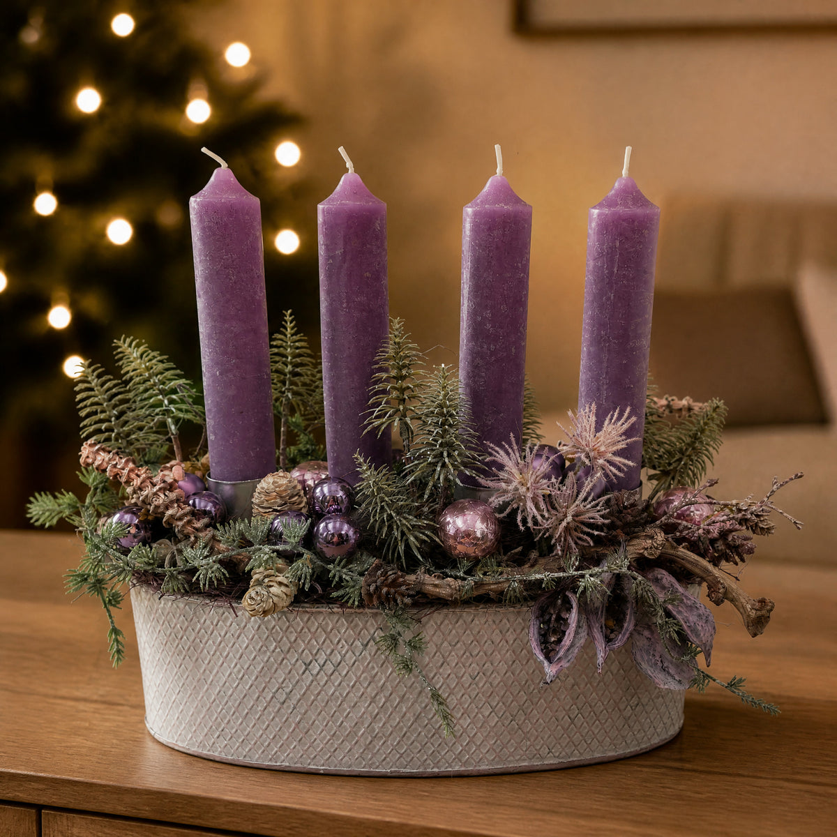 Szene Adventsgesteck Kugeln Zapfen Tannenbäumchen lila rosa