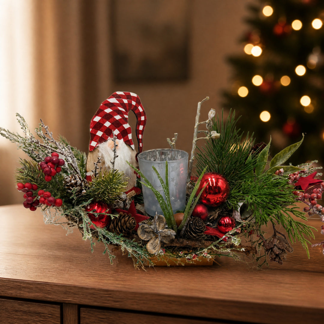 Szene Weihnachtsgesteck Teelicht Kugel Wichtel Beeren rot grün