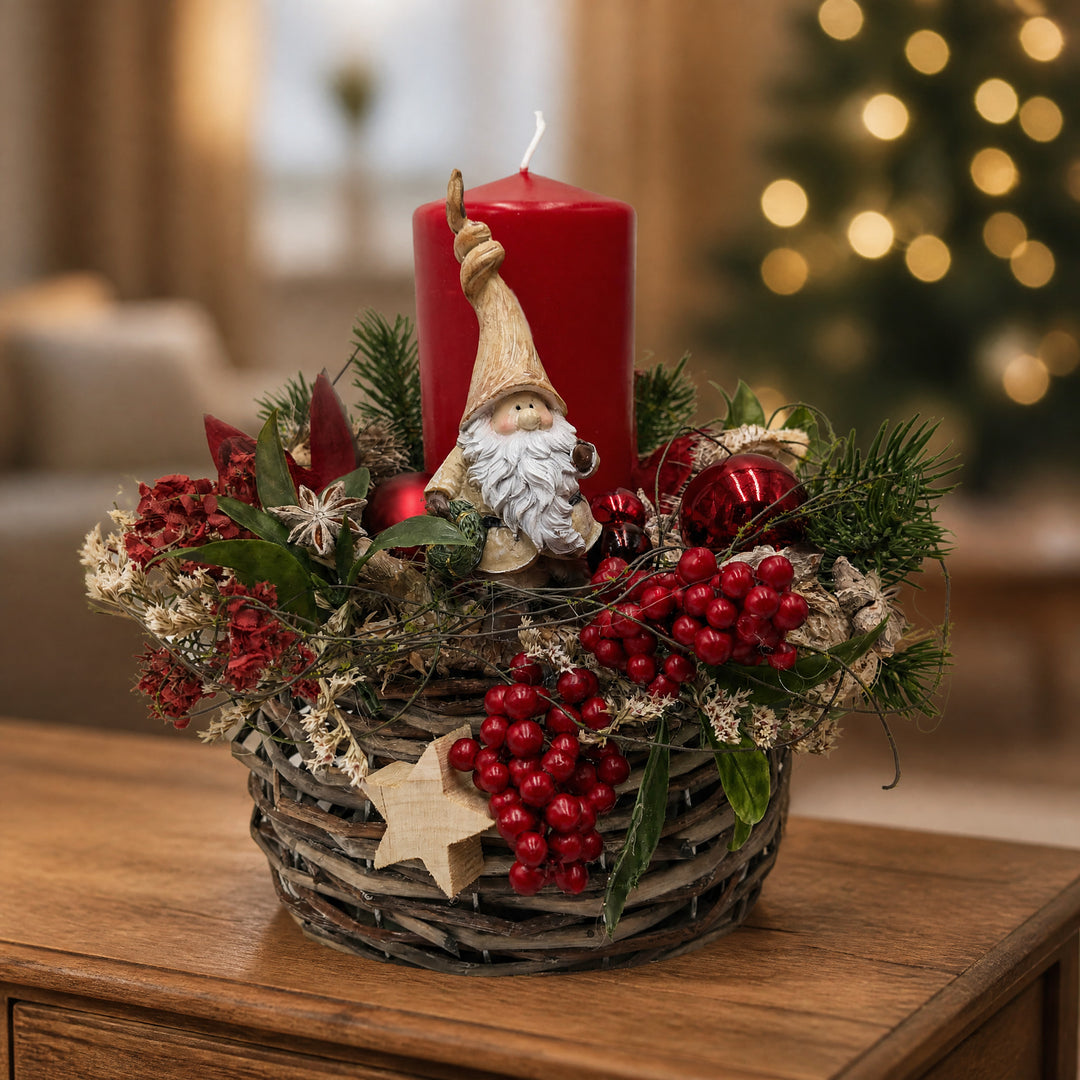 Szene Weihnachtsgesteck Wichtel Kugel Stern Beeren rot creme