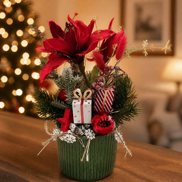 Szene Weihnachtsgesteck Amaryllis Kugel Geschenk rot weiß