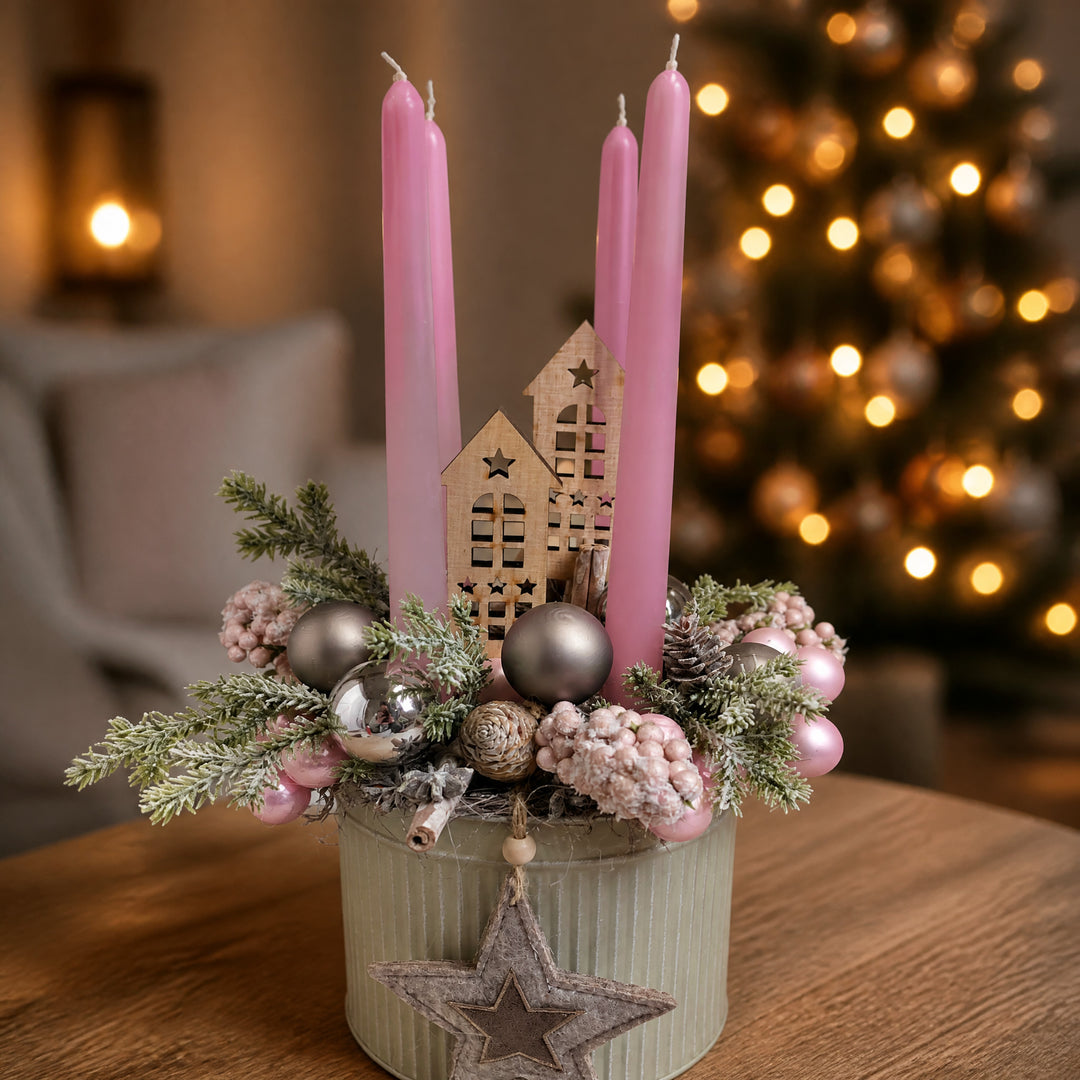 Szene Adventsgesteck Kugeln Stern Haus Beeren rosa taupe