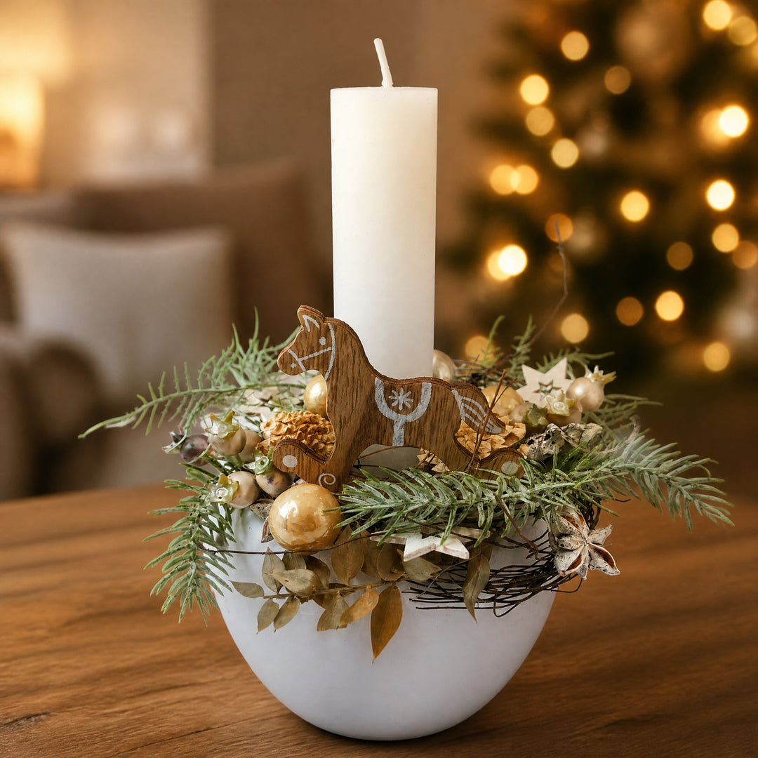 Szene Weihnachtsgesteck Schaukelpferd Kugeln Sterne weiß gold